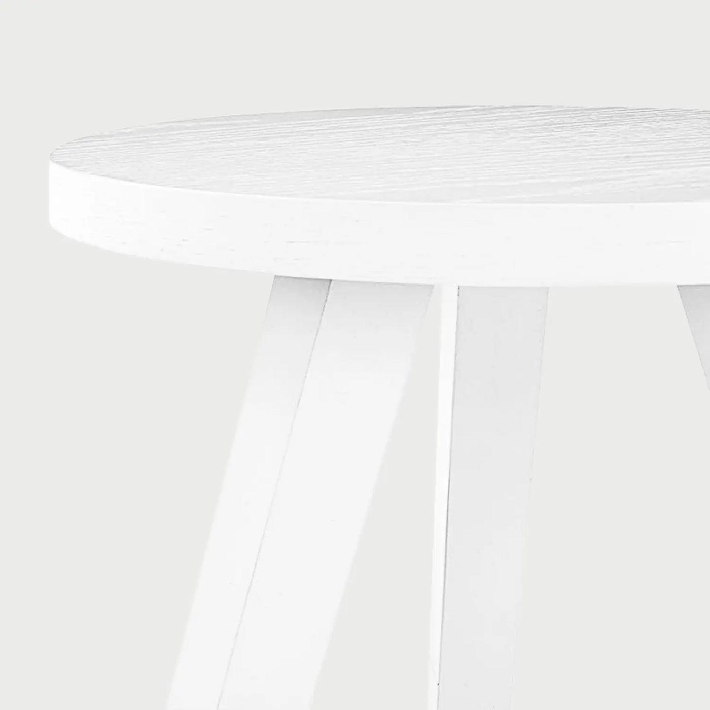 Acercamiento a la base de la mesa Xocos blanca; se observa el acabado mate uniforme y el detalle de los niveladores oscuros en la parte inferior de las patas para proteger el piso.