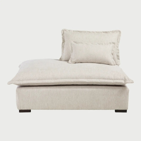 Vista frontal del módulo central con banca izquierda Emilia en color marfil; su tono blanco luminoso resalta el diseño de gran confort con asiento tipo chaise y cojinería suelta decorativa.