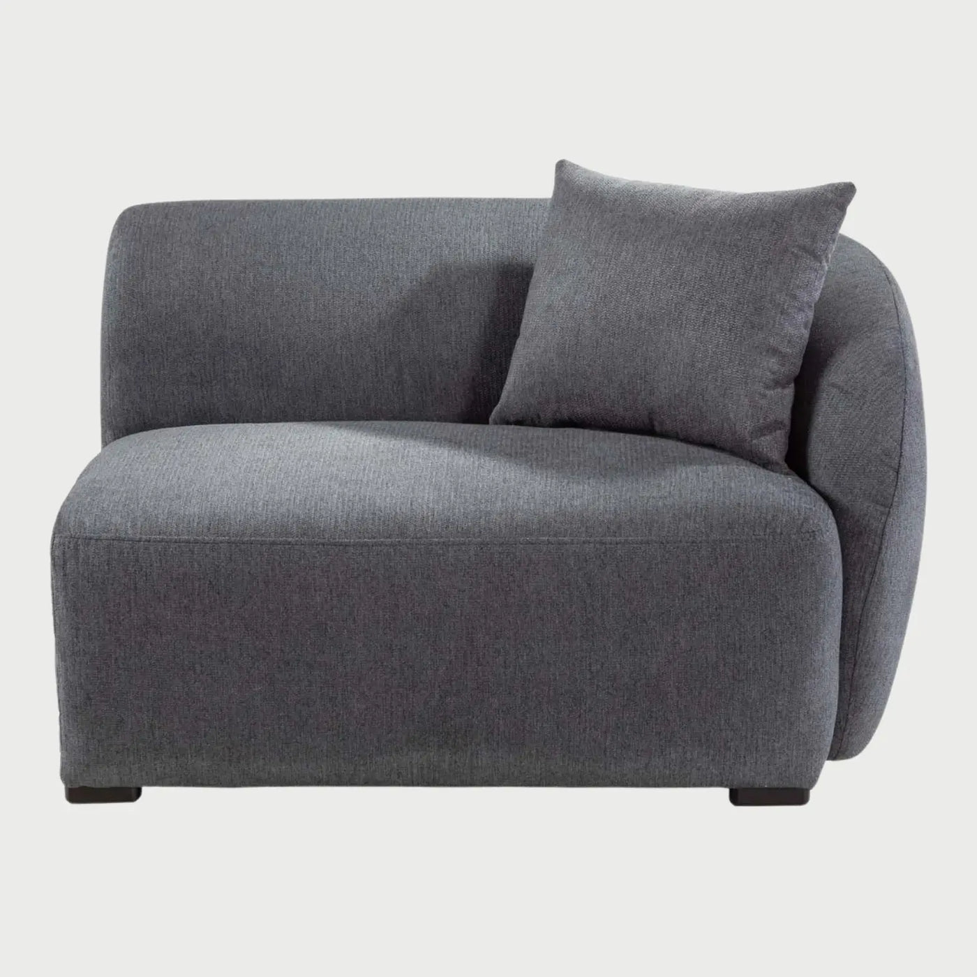 Vista frontal del módulo Kant con brazo derecho en color gris oscuro, resaltando la textura del tejido y su diseño contemporáneo sin patas visibles.