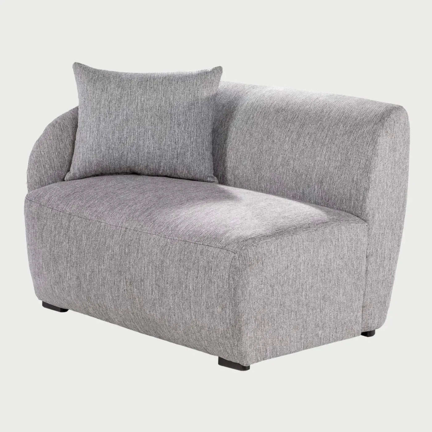 Vista lateral del módulo Kant GAIA con brazo izquierdo en tela gris, que muestra el perfil redondeado y envolvente del respaldo y la profundidad del asiento acolchado.