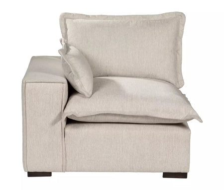 Vista frontal del módulo lateral izquierdo Emilia en color gris claro; presenta un diseño de asiento profundo con cojines de respaldo y decorativos mullidos, sobre una base sólida de líneas rectas y patas cortas oscuras.