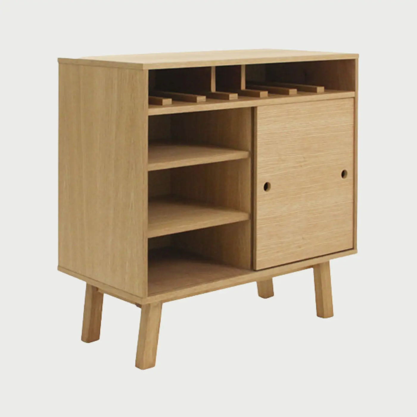 Vista lateral del mueble de bar Avilés beige, mostrando el perfil cuadrado compacto y la profundidad de la estructura de madera ideal para organizar botellas y accesorios de coctelería.