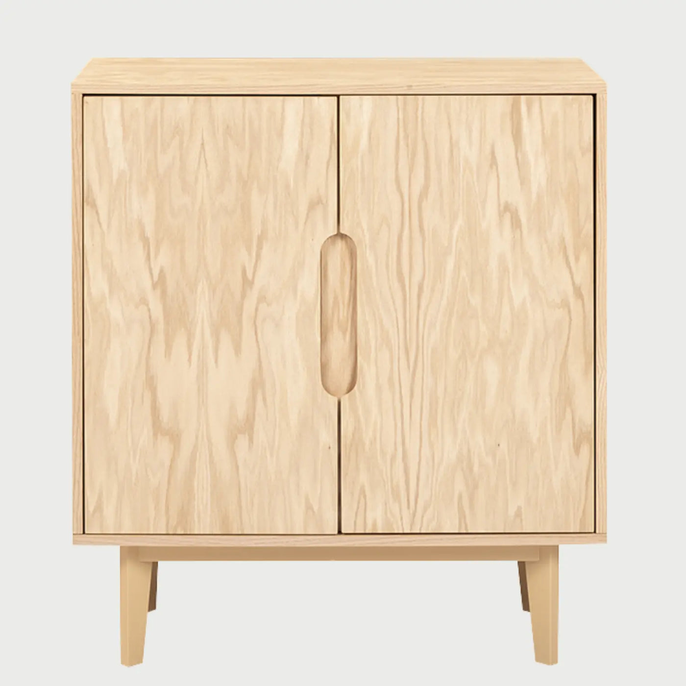 Vista frontal del mueble de bar Talitha en acabado beige encino, con dos puertas de madera que presentan un tirador central vertical integrado y base de patas inclinadas.