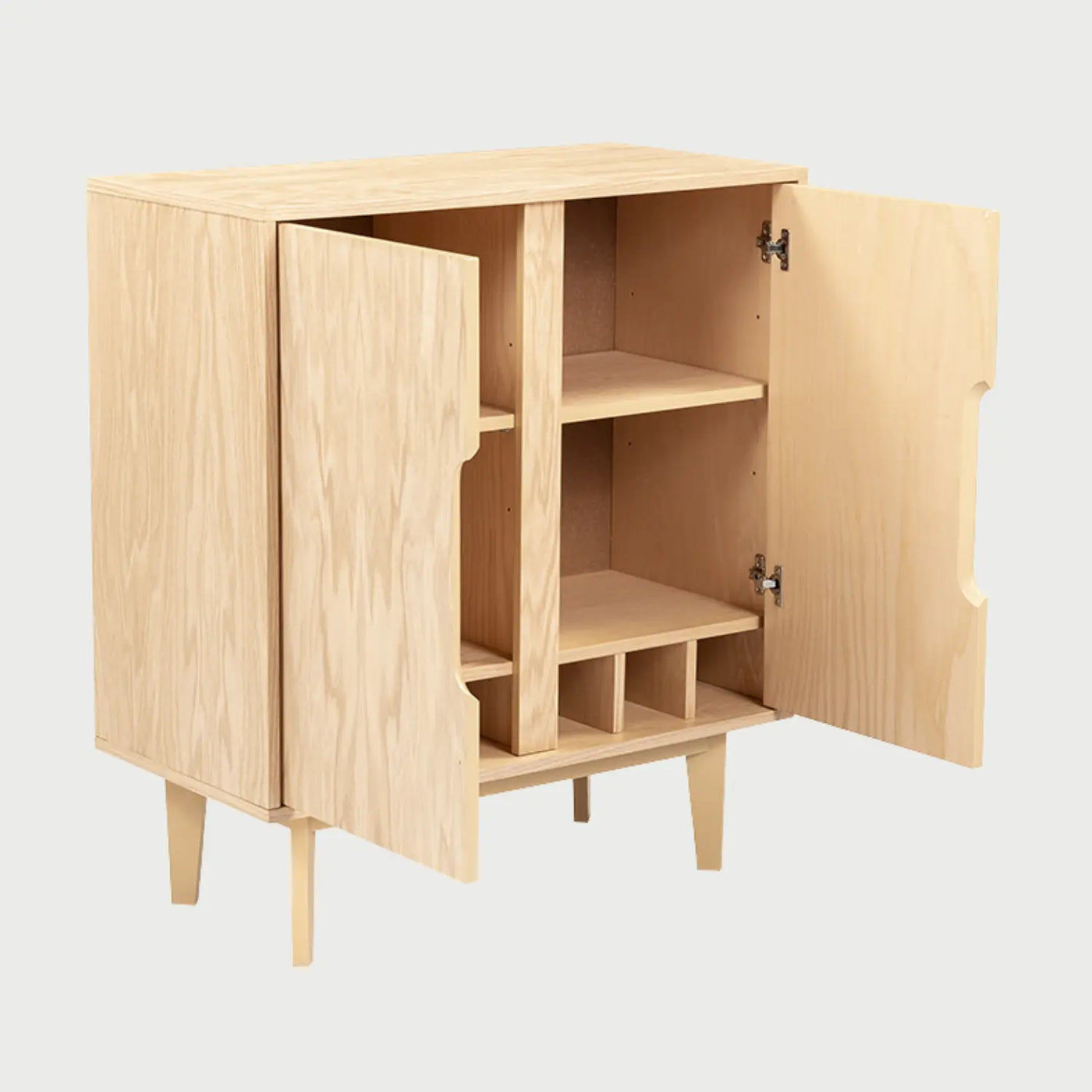 Vista lateral del mueble de bar Talitha beige, mostrando su estructura cúbica compacta y el perfil de las patas de madera sólida que elevan el cuerpo del mueble.