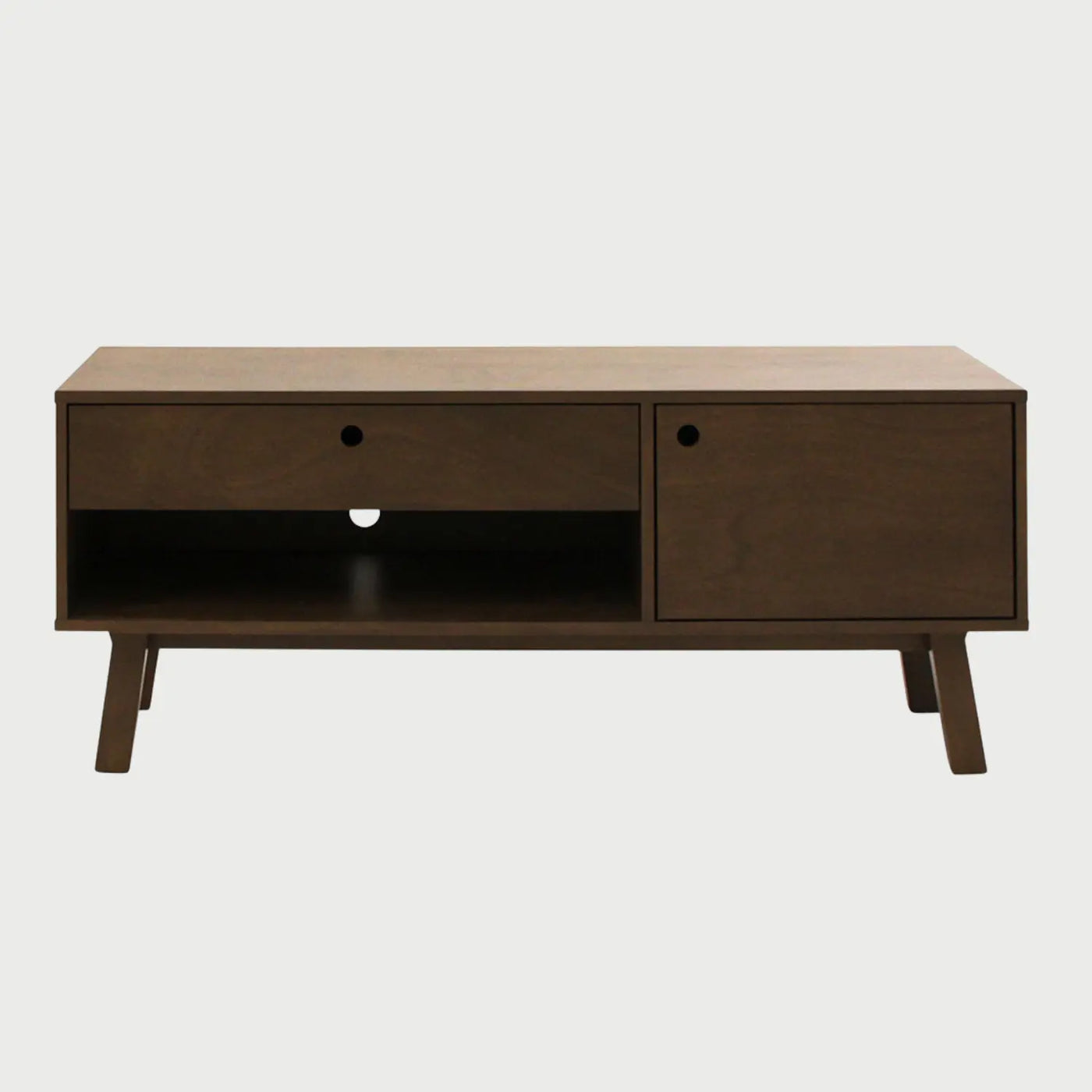 Vista frontal del mueble de TV Avilés de 120 cm en acabado café oscuro, con un cajón superior, un nicho abierto con pasacables y una puerta lateral derecha sobre patas inclinadas.