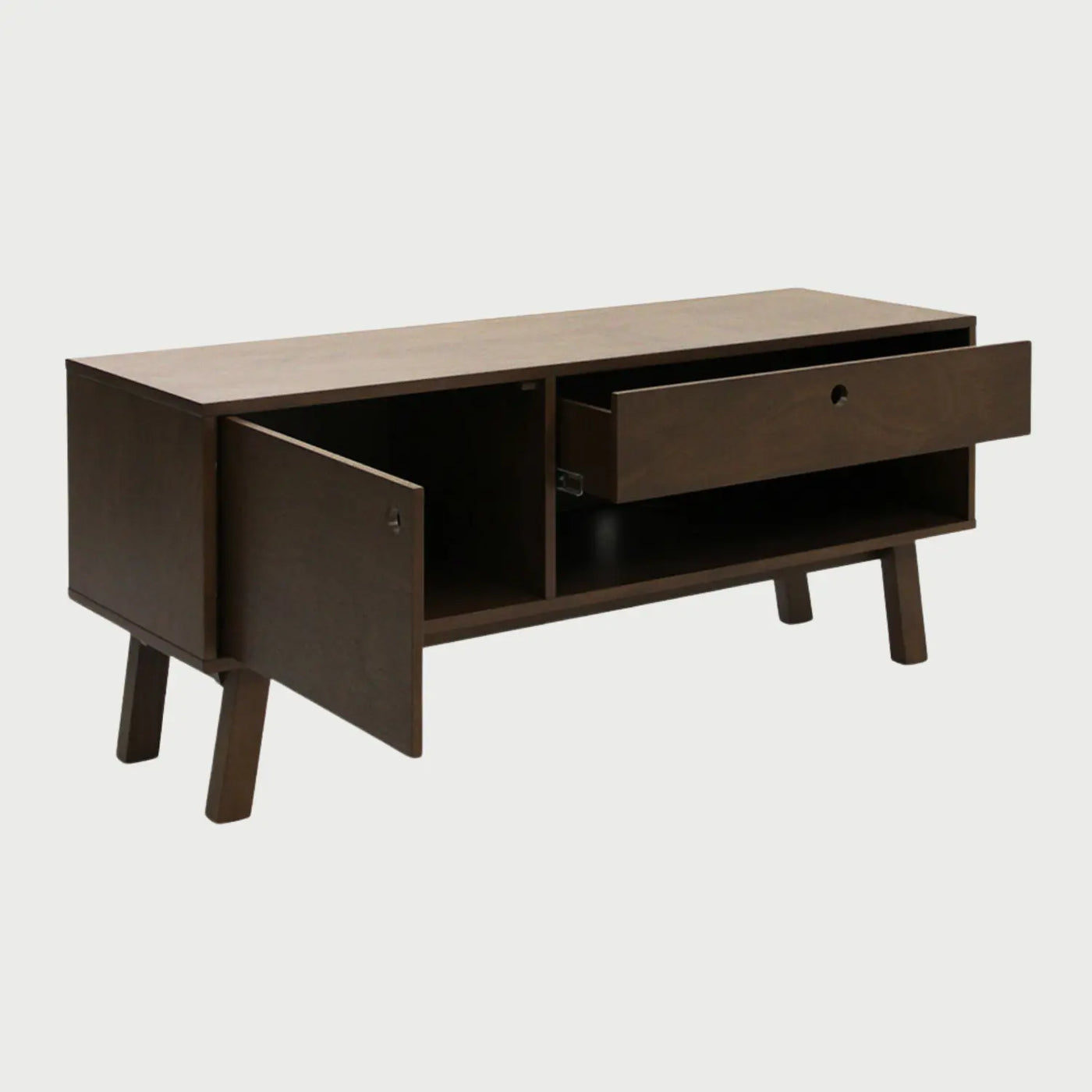 Vista lateral del mueble de TV Avilés café, que muestra su perfil rectangular compacto y la profundidad de la estructura de madera diseñada para espacios optimizados.