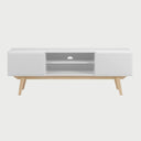 Vista frontal del mueble de TV Cuauhtémoc en color blanco brillante, con dos puertas laterales lisas, un nicho central abierto con repisa y base de madera clara con patas inclinadas.