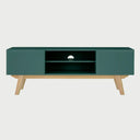 Vista frontal del mueble de TV Cuauhtémoc en color verde, con dos puertas laterales, nicho central de dos niveles para dispositivos y base de madera natural con patas angulares.