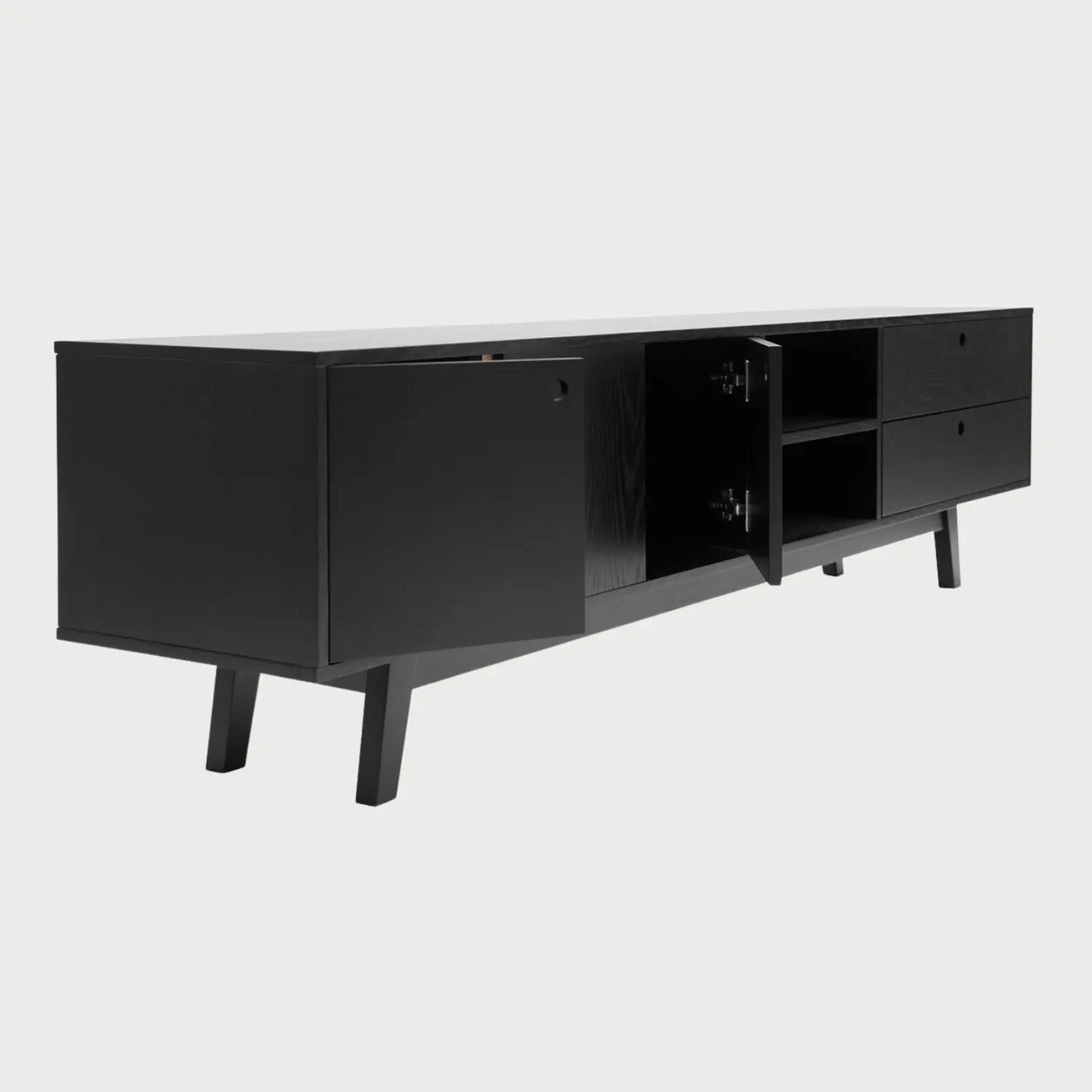 Perfil lateral del mueble de TV Evo negro, mostrando la profundidad de su estructura y la base elevada sobre patas de madera inclinadas coordinadas en el mismo tono oscuro.