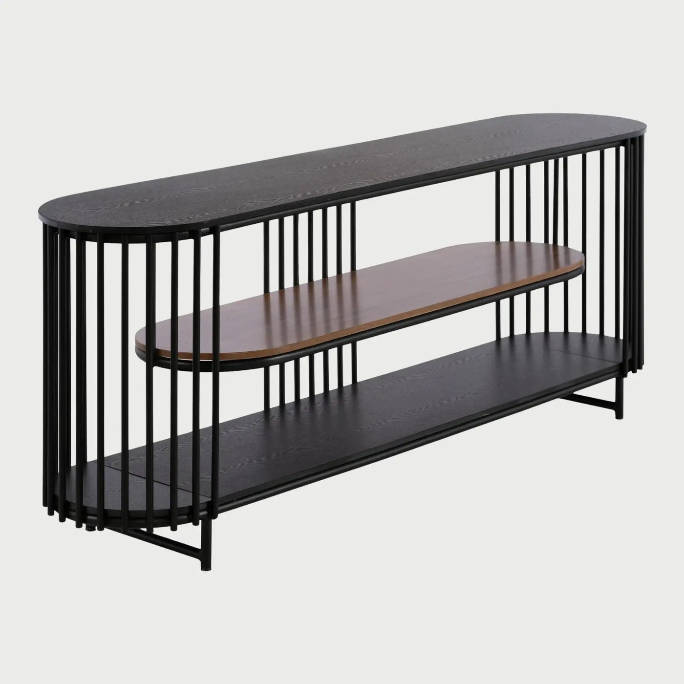 Perfil lateral del mueble de TV Loreta café, mostrando la profundidad de su estructura vertical y el soporte sobre patas metálicas negras esbeltas.