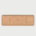 Vista frontal del mueble de TV Sasian de 160 cm en acabado beige encino, con cuatro frentes de almacenamiento que presentan un diseño grabado de arcos concéntricos y base de zócalo continuo.