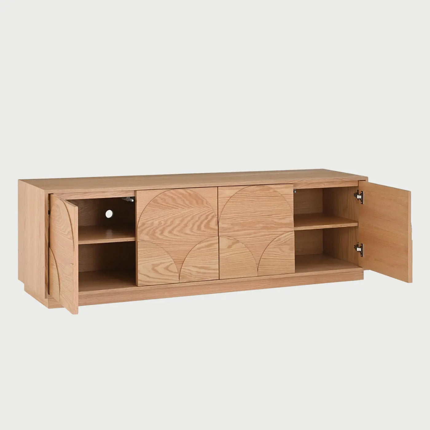 Vista lateral del mueble de TV Sasian beige, mostrando el perfil rectangular limpio y la profundidad de la estructura de madera que resalta la veta natural del encino.