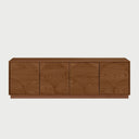 Vista frontal del mueble de TV Sasian en color café nogal, destacando la elegancia de la madera oscura y el patrón rítmico de los arcos grabados en sus cuatro puertas.