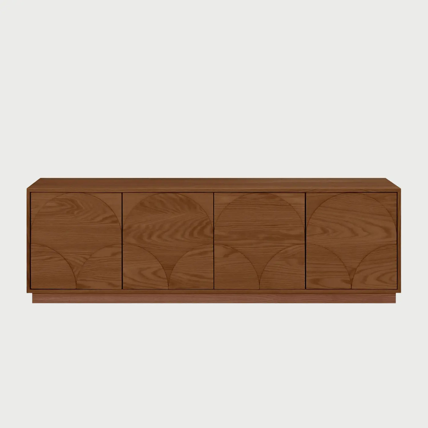 Vista frontal del mueble de TV Sasian en color café nogal, destacando la elegancia de la madera oscura y el patrón rítmico de los arcos grabados en sus cuatro puertas.