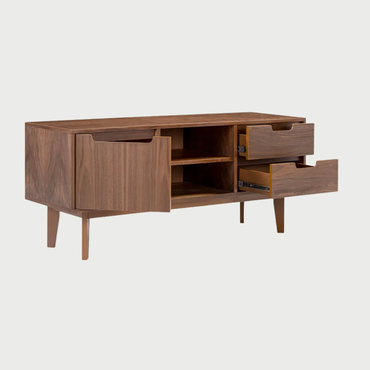 Vista de perfil del mueble de TV Talitha café, resaltando la profundidad de la estructura de madera y la base elevada sobre patas sólidas de corte angular.