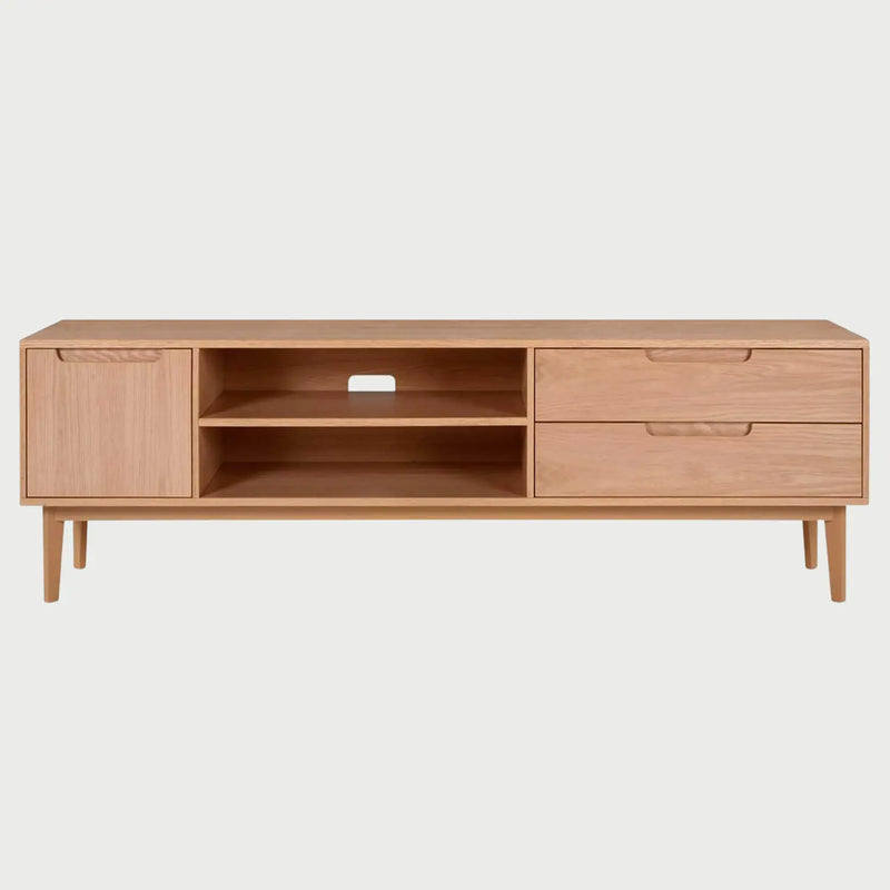 Vista frontal del mueble de TV Talitha de 200 cm en acabado encino beige; presenta una puerta batiente a la izquierda, un amplio módulo central con dos nichos abiertos y dos cajones a la derecha con tiradores semicirculares integrados.