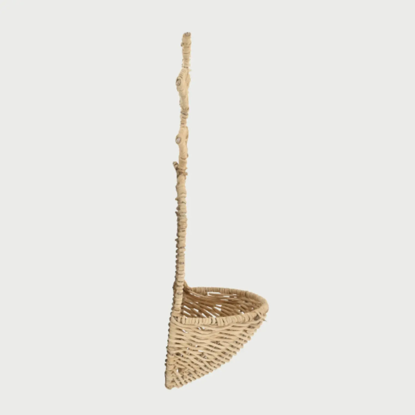 Perfil lateral de la repisa Acai que muestra su estructura para montaje en pared; cuenta con un contenedor tejido en la base de 9 cm de profundidad y una altura total de 37 cm.