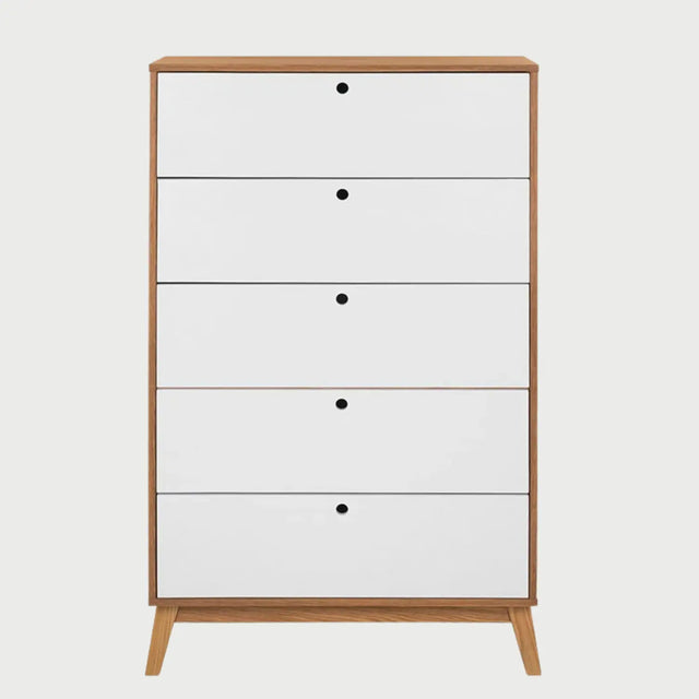 Vista frontal del semanario Evo de 5 cajones; presenta frentes de cajón en color blanco con tiradores circulares mínimos y una estructura perimetral en acabado madera natural.