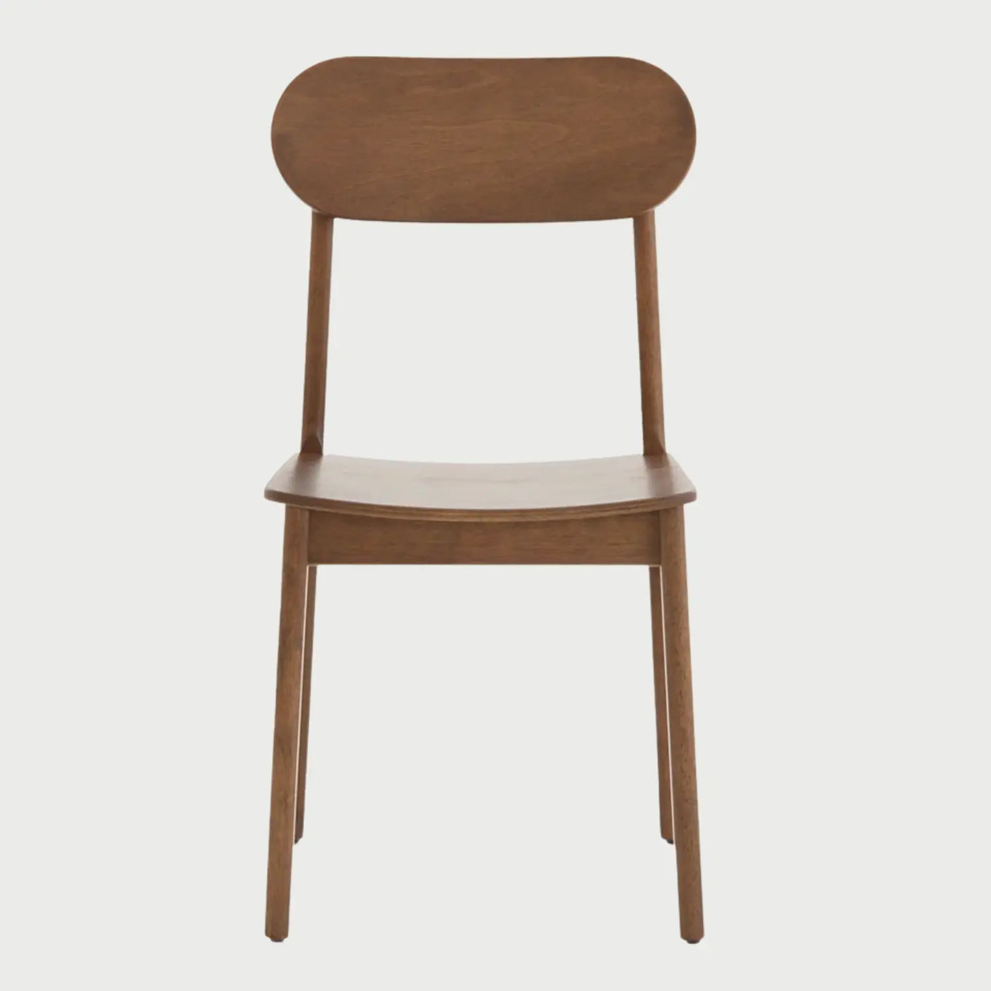 Vista frontal de la silla Bautista en color café nogal, destacando la profundidad del tono oscuro sobre su diseño LINEAs nórdicas y respaldo redondeado.