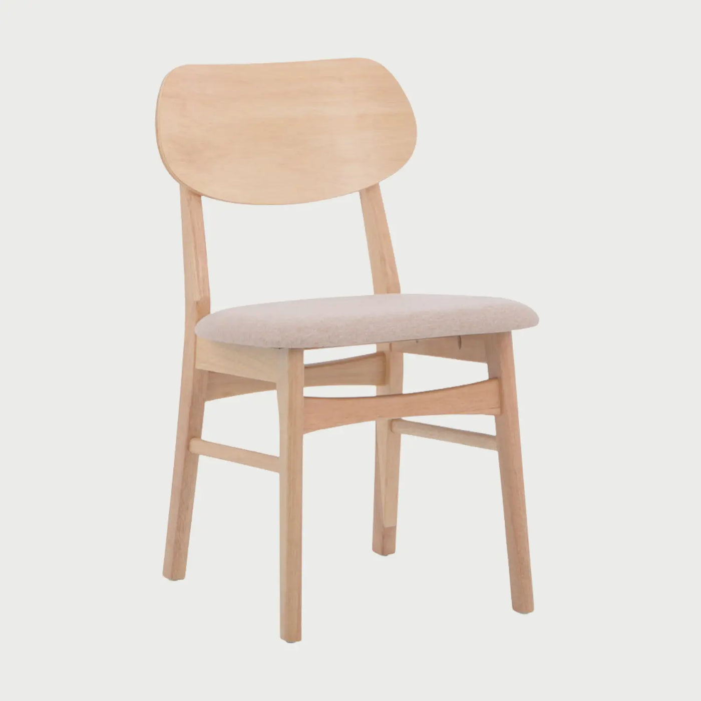 Vista lateral de la silla Boris en color beige, mostrando la inclinación ergonómica del respaldo de madera y la unión estructural de las patas que garantiza estabilidad.