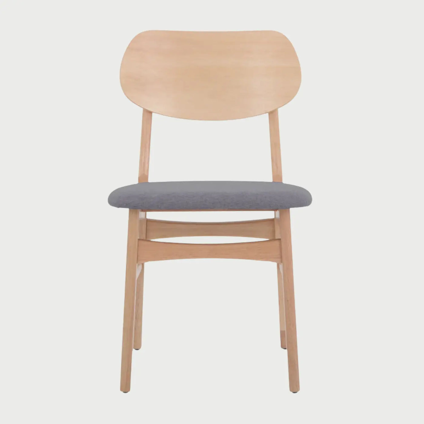 Vista frontal de la silla Boris con acabado de madera natural y asiento tapizado en color gris, resaltando el contraste entre el tono neutro de la tela y la calidez del barnizado.