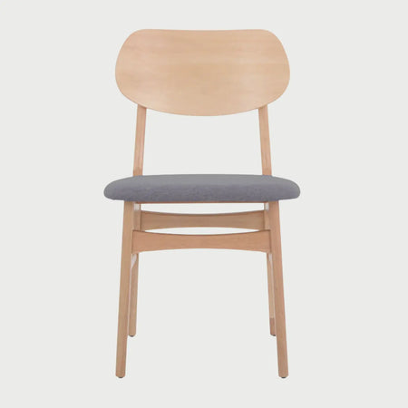 Vista frontal de la silla Boris con acabado de madera natural y asiento tapizado en color gris, resaltando el contraste entre el tono neutro de la tela y la calidez del barnizado.