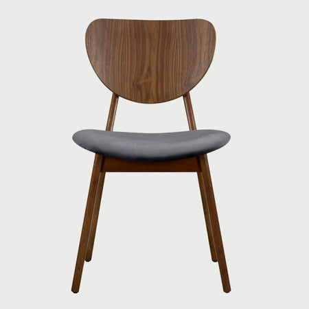 Vista frontal de la silla de comedor Naupan en gris medio, exhibiendo una combinación equilibrada de texturas y tonos naturales de inspiración nórdica.