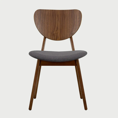 Vista frontal de la silla de comedor Naupan en gris oscuro, destacando la sofisticación del textil profundo junto al acabado nogal del respaldo.