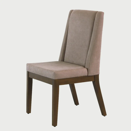 Vista frontal de la silla de comedor Riviera tapizada en tela color café claro, con un respaldo alto de costados rectos y asiento acolchado sobre una base de madera sólida en acabado nogal.