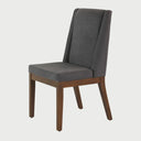 Vista frontal de la silla de comedor Riviera en gris oscuro, exhibiendo un contraste sofisticado entre el tejido profundo y la estructura de madera en acabado nogal.