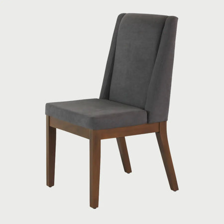Vista frontal de la silla de comedor Riviera en gris oscuro, exhibiendo un contraste sofisticado entre el tejido profundo y la estructura de madera en acabado nogal.