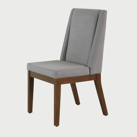 Vista frontal de la silla de comedor Riviera en color gris, resaltando su silueta clásica y elegante con tapicería de textura suave y patas de madera oscura.