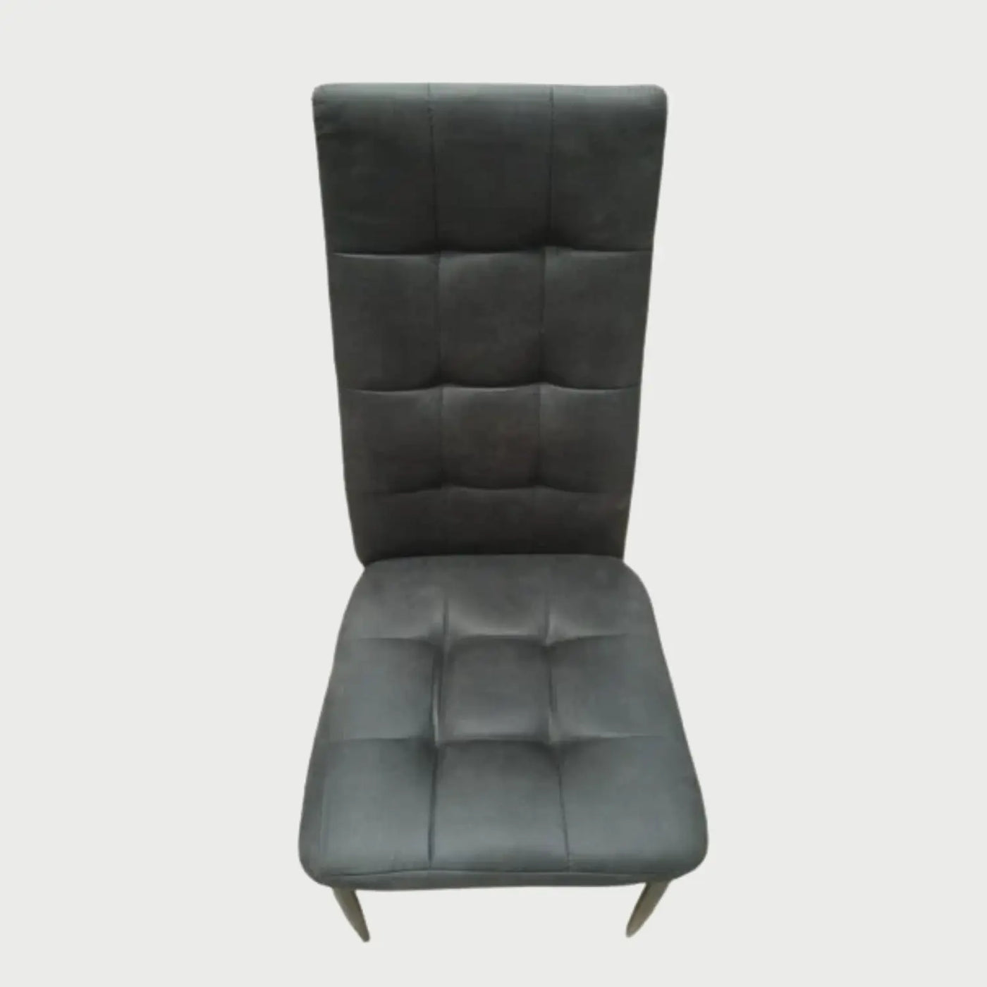 Vista frontal de la silla de comedor Sian tapizada en tela color gris oscuro, con un diseño capitonado de cuadros costurados en el respaldo alto y el asiento, sobre patas delgadas.
