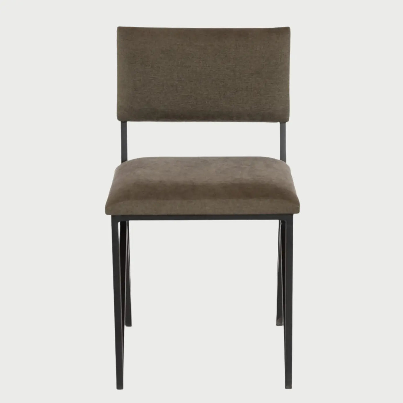 Vista frontal de la silla de comedor Soma tapizada en tela color verde olivo oscuro, con un respaldo rectangular bajo y asiento acolchado montados sobre una estructura metálica minimalista en color negro.