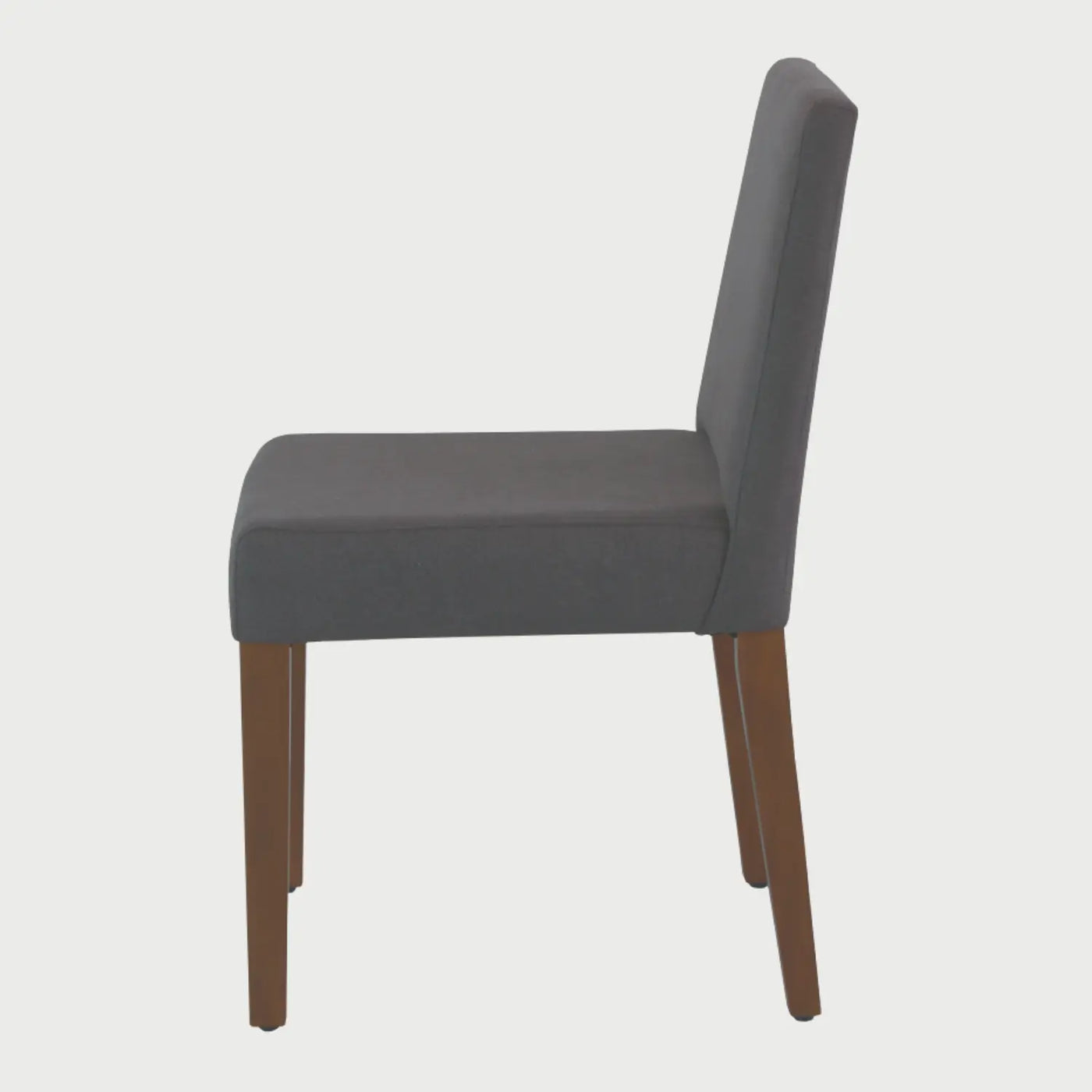 Vista lateral de la silla Talpa gris, que muestra el perfil sólido del asiento y el respaldo con una ligera inclinación ergonómica, sostenida por patas de madera robustas en tono oscuro