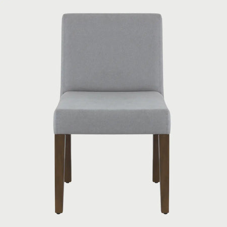 Vista frontal de la silla de comedor Talpa en gris oscuro, exhibiendo un diseño sobrio y moderno ideal para comedores de estilo industrial o minimalista.