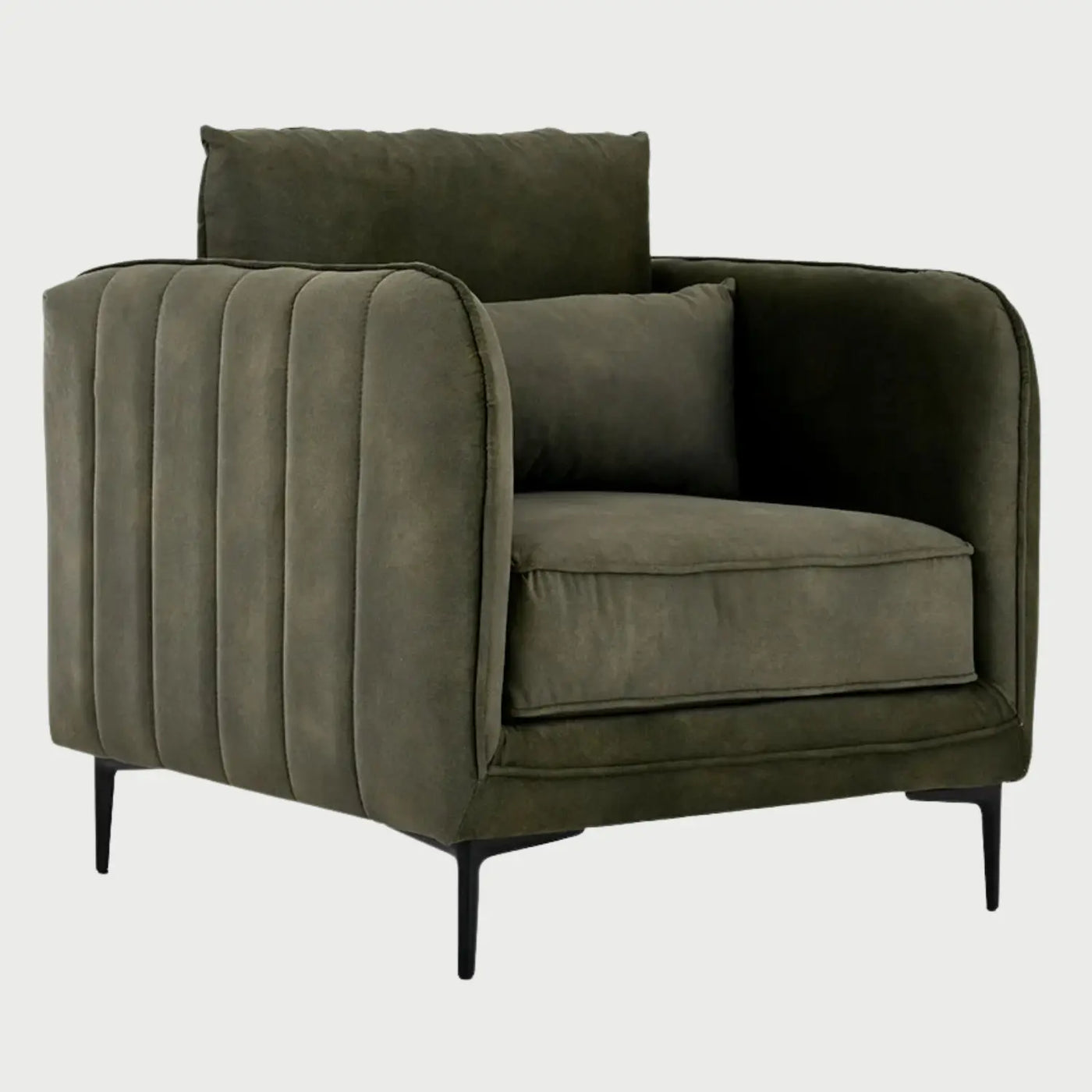 Vista lateral del sillón Marina GAIA en tela verde olivo, resaltando el perfil inclinado del respaldo, sus brazos delgados y estilizados, y las patas de madera clara.