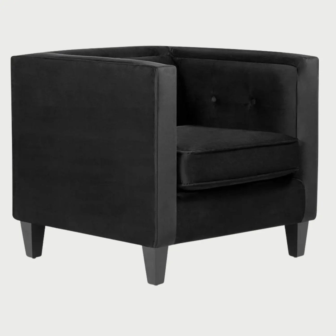 Vista lateral del sillón Moncayo GAIA en terciopelo negro, mostrando su estructura cúbica de líneas rectas, el brazo alto y las patas de madera oscura que elevan la pieza con elegancia.