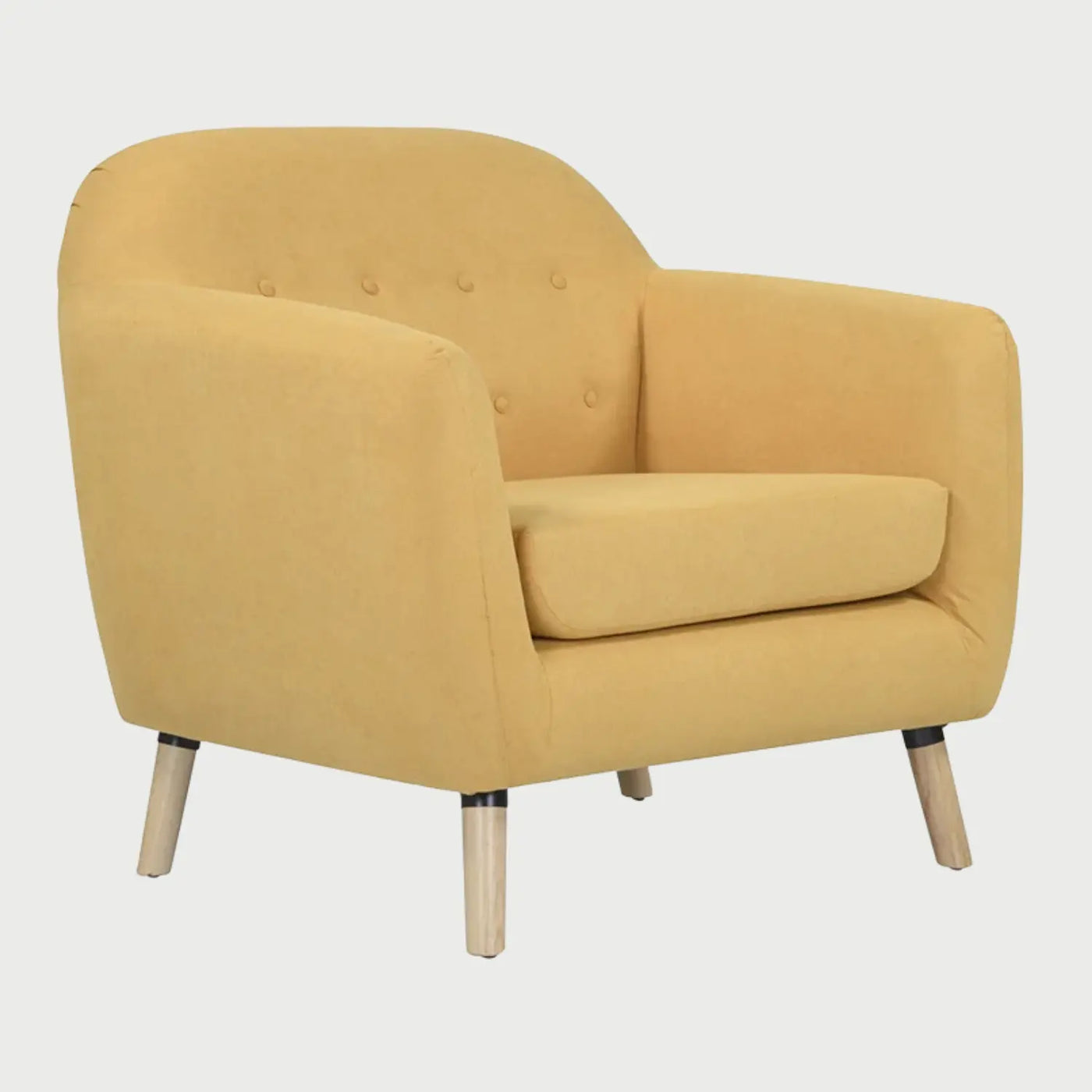 Vista lateral del sillón San Blas GAIA en tela amarilla, mostrando su perfil ergonómico con respaldo inclinado, descansa-brazos curvos y patas de madera de encino clara en ángulo.