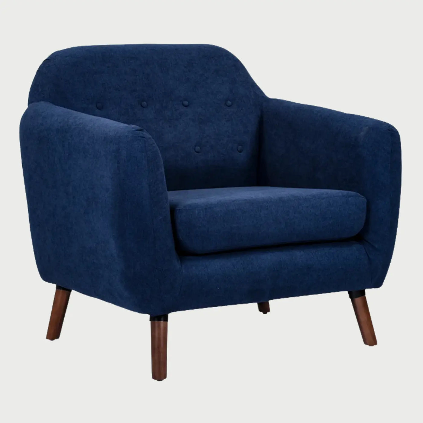 Vista lateral del sillón San Blas GAIA en tela azul profundo, mostrando su perfil ergonómico con respaldo inclinado, descansa-brazos curvos y patas de madera de nogal oscura en ángulo.