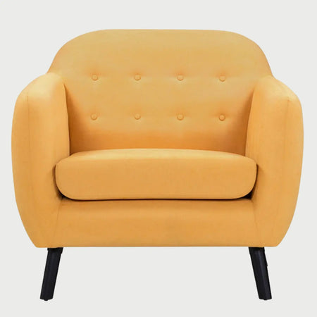 Sillón de acento San Blas GAIA en tela amarilla con respaldo capitoné y brazos curvos vista frontal.