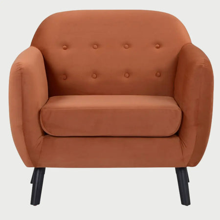 Sillón de acento San Blas GAIA tapizado en tela naranja vibrante con respaldo de botones capitoné y patas de madera inclinadas en vista frontal.