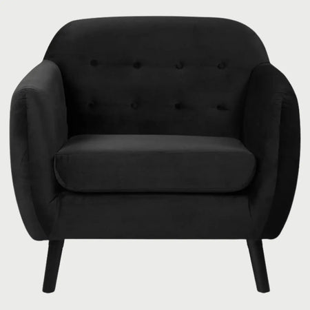 Sillón de acento San Blas GAIA tapizado en tela color negro con diseño retro de respaldo capitoné y brazos curvos en vista frontal.
