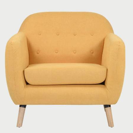 Sillón de acento San Blas GAIA en tela amarilla con patas de madera de encino natural y respaldo capitoné vista frontal.