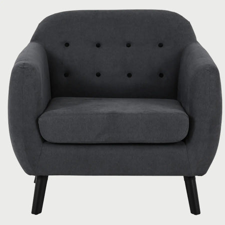 Sillón San Blas GAIA en tela gris obscuro con patas de encino resaltando el contraste de color y diseño retro.