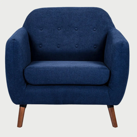 Sillón de acento San Blas GAIA en tela azul con patas de madera de nogal oscuro y respaldo capitoné vista frontal.