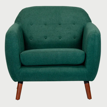 Sillón San Blas GAIA en tela verde esmeralda con patas de nogal resaltando el estilo mid-century modern.