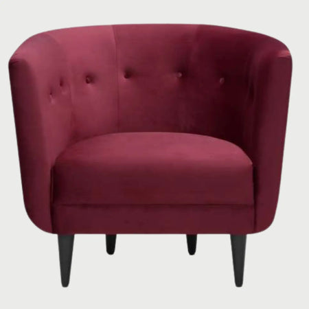 Sillón de acento Tavari GAIA en color vino tinto resaltando la textura de terciopelo y diseño retro.