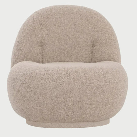 Sillón Toscana GAIA en color beige con base tapizada integral y silueta curva minimalista.