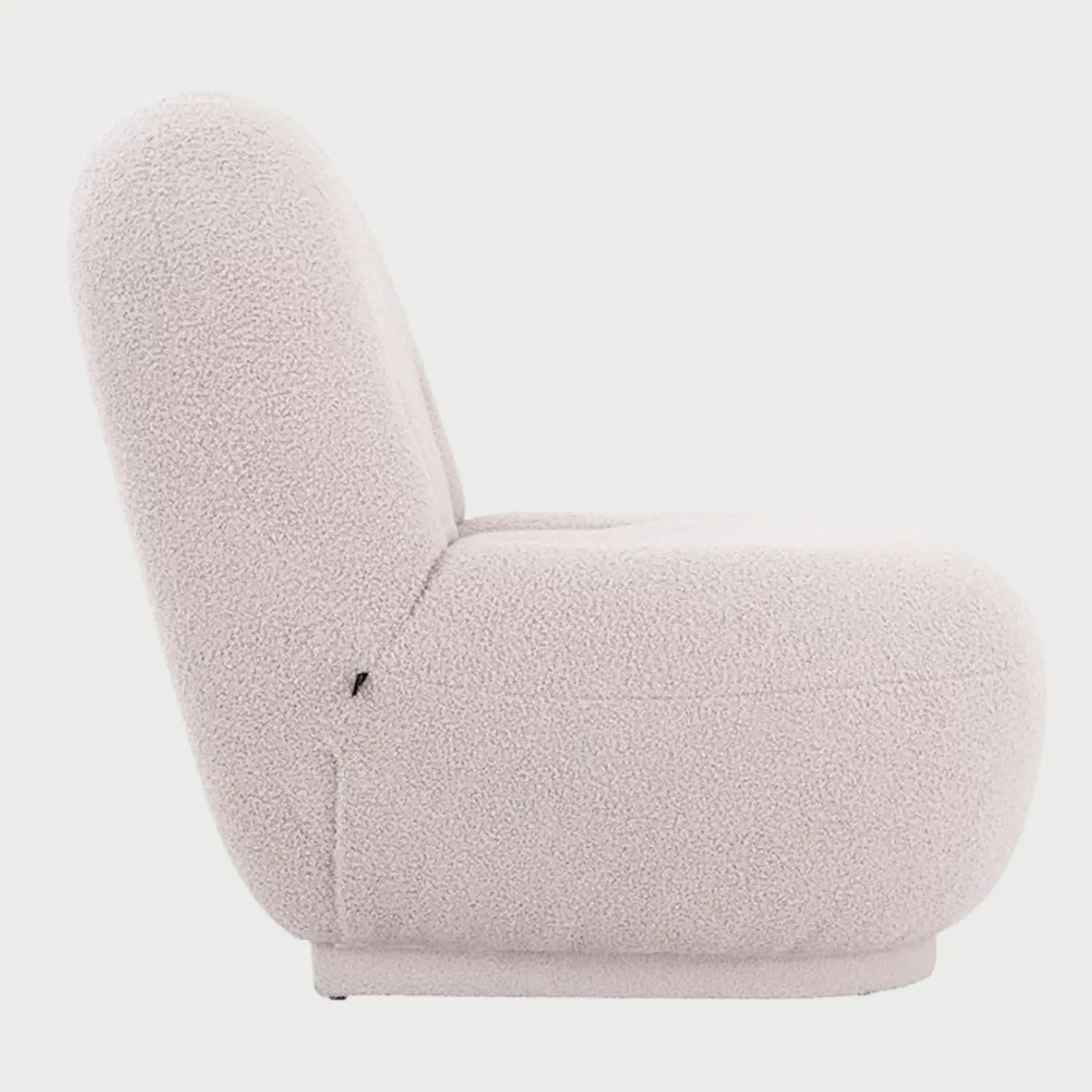 Vista lateral del sillón Toscana GAIA en tejido boucle blanco, destacando su silueta orgánica con base totalmente tapizada, respaldo curvo y asiento profundo de estilo contemporáneo.